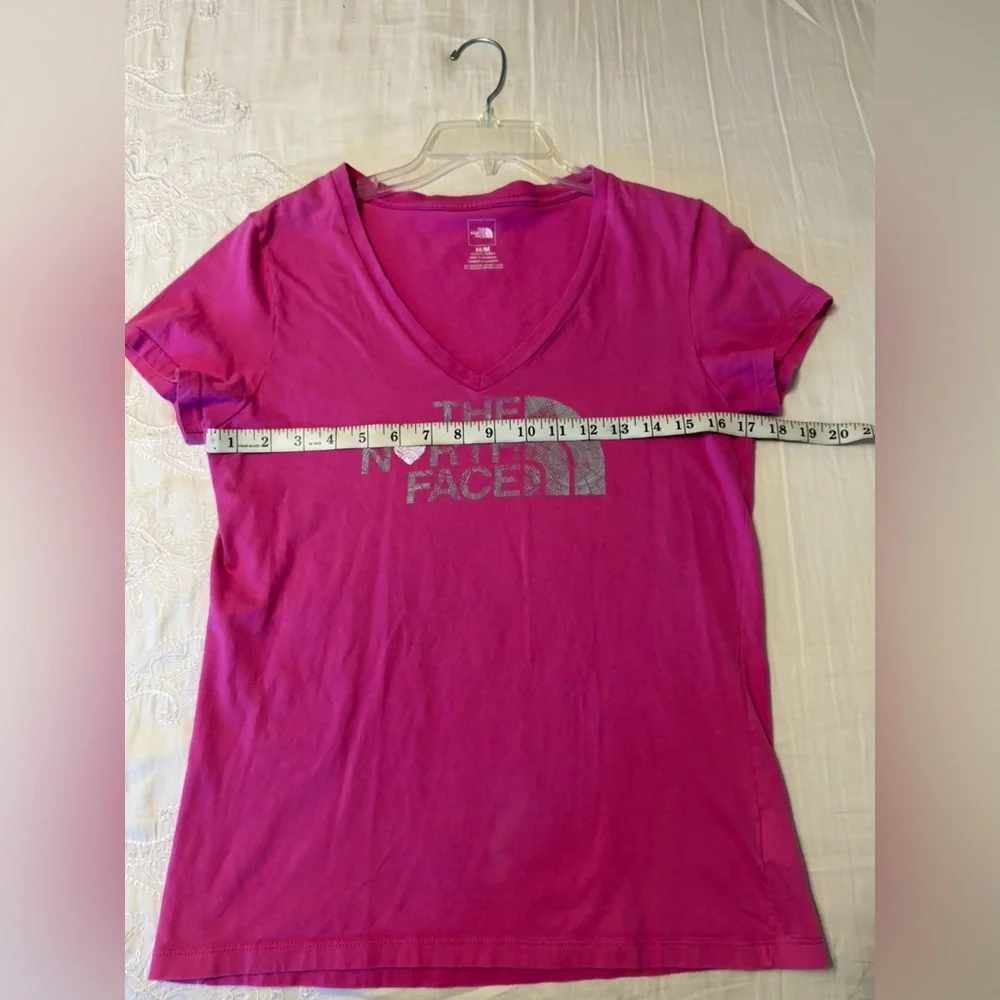 The North Face Women’s Magenta V-Neck Tee Size M - Picture 5 of 7